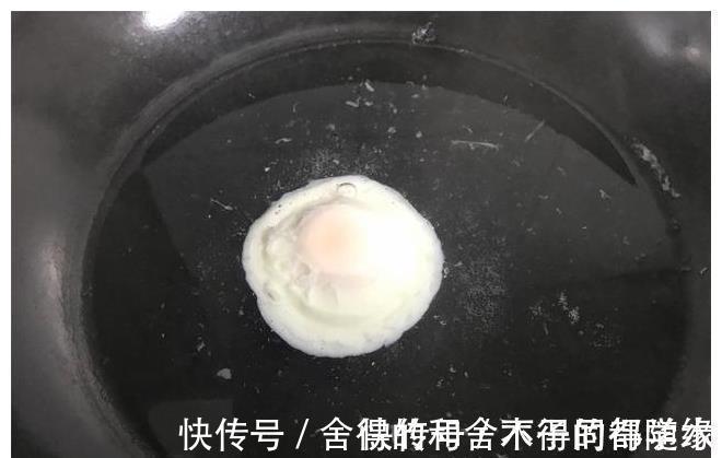 煮荷包蛋时,冷水下锅还是开水下锅?学会这三招,鸡蛋圆嫩不散