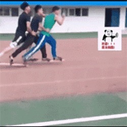 |搞笑GIF动图:这碗面实在是太辣了,把这位大哥辣得半天没缓过来