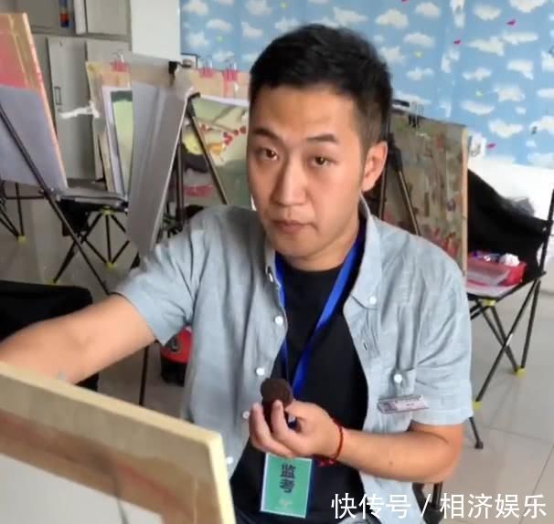 美术生|美术生的调皮日常画一个水瓶骗过老师,就连牛奶盒也可以画出来