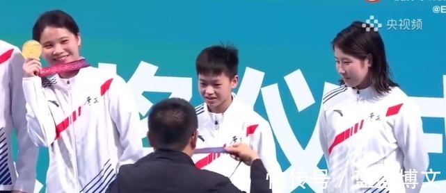 领导|领导化身全红婵迷弟!颁奖时和红姐热聊长达15秒,2次握住红姐手!