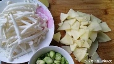  倒入|这道菜不常见，隔三差五吃一点，营养全面，清爽又美味！