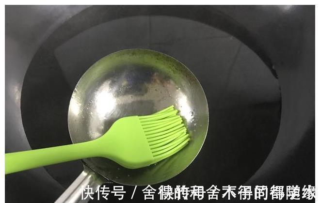 煮荷包蛋时，冷水下锅还是开水下锅？学会这三招，鸡蛋圆嫩不散