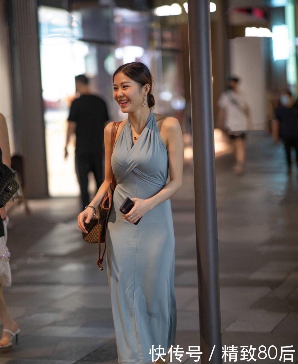 尽显|浅蓝色挂脖连衣裙,时尚可爱,尽显迷人