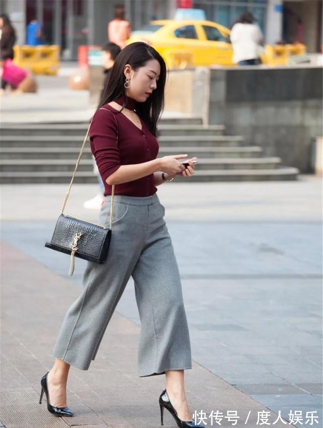 酒红色 美女连衣裙搭配一双粉色个性的尖头高跟鞋，是凹造型的必备组合