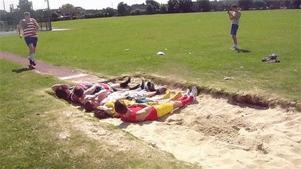 |搞笑GIF:左边妹子习惯打开了!右边的美女可就惨了!