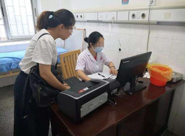 医生|3岁儿子吃了半包干燥剂，宝妈60秒反应救了娃，医生：比我还高超