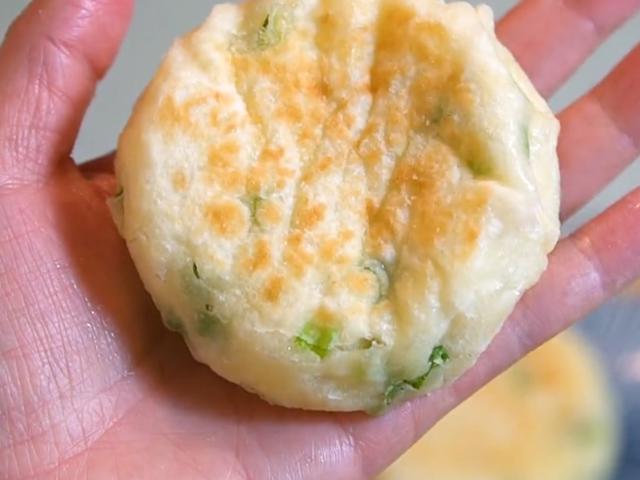 这饼我家一周做3回，一卷一擀，暄软咸香，葱香味十足，上桌扫光