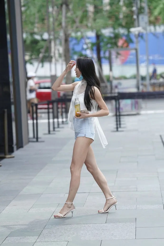 穿牛仔短裤的时尚女生, 戴着口罩也遮不住优雅美丽