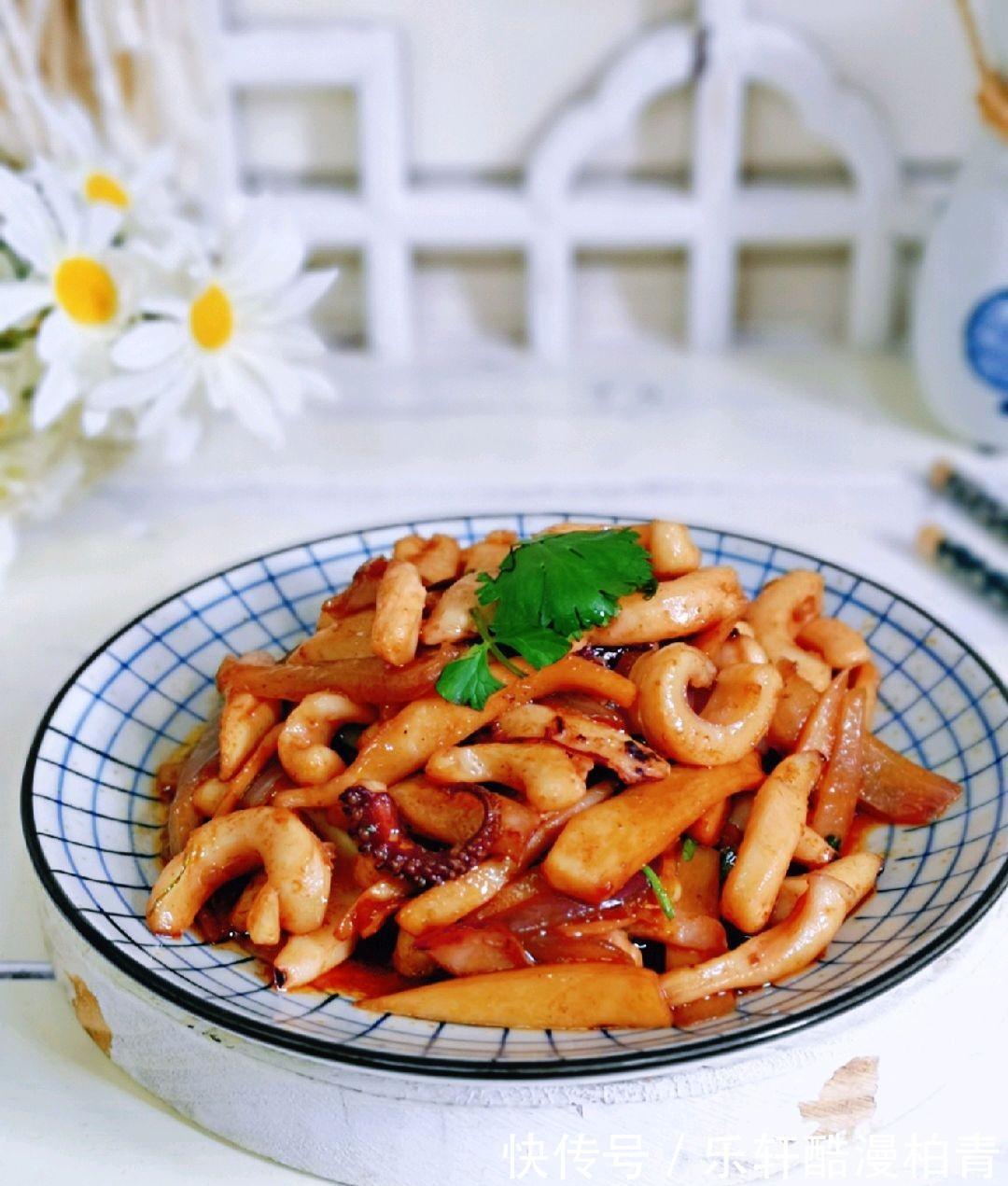 降血脂|杏鲍菇这样做，大人孩子都爱吃，加入鱿鱼一起炒，味道更加鲜美