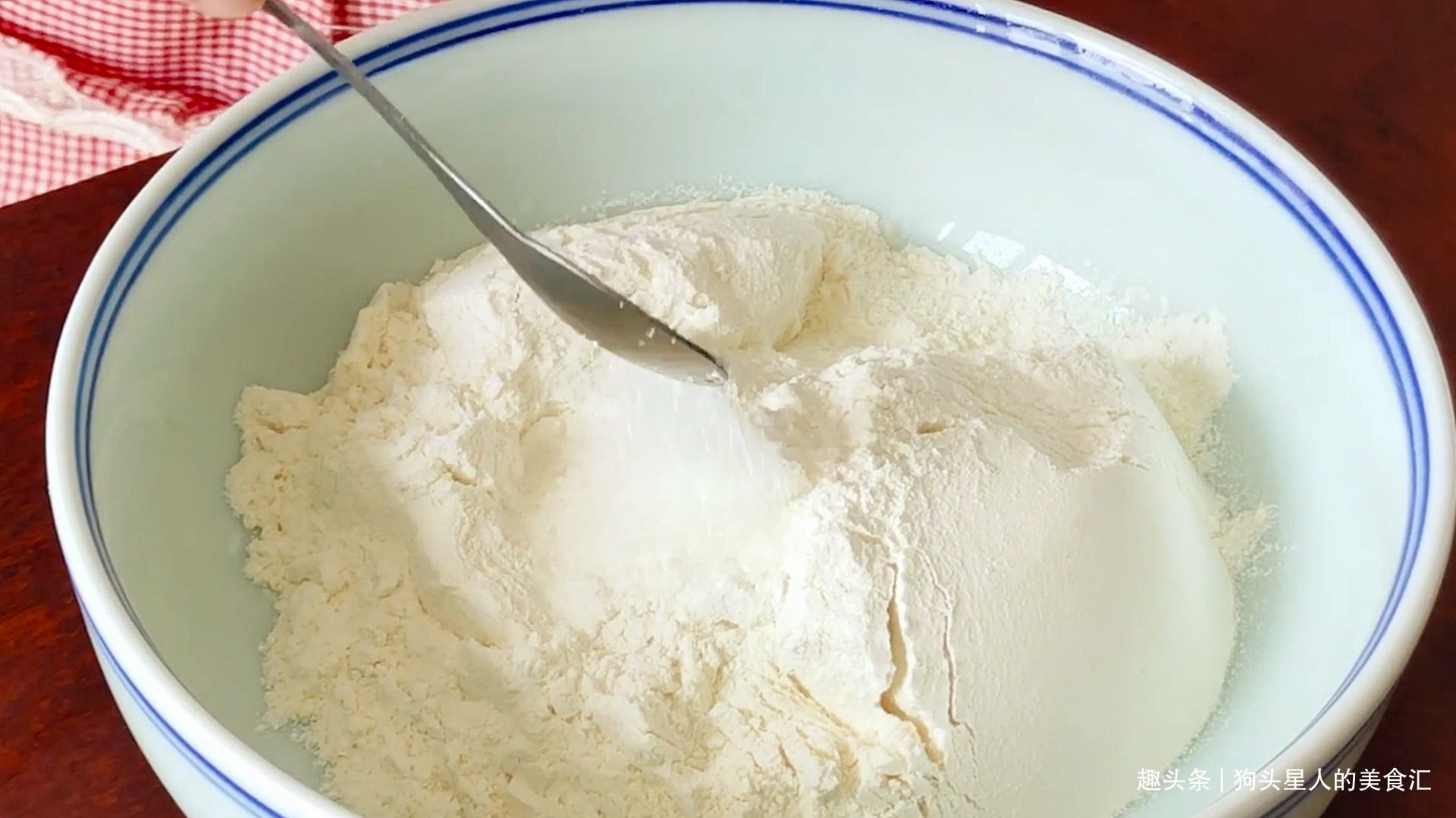 面粉不要做包子馒头了,教你新做法,不蒸也不烤,上桌就扫光