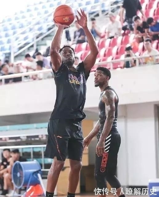 实战 最新发售的实战球鞋!这新配色也太骚气了吧!