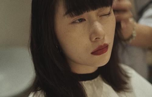 大圆脸“发型避雷”：齐刘海土气显脸大，大波浪让脖子更短