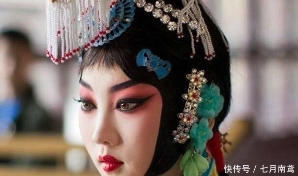 王熙凤!林黛玉被嫁给了谁?王熙凤准备的40匹蟒缎:夫家比北静王更有权势