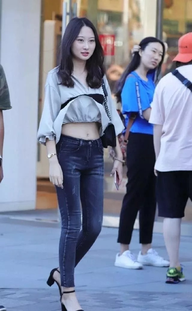 街拍:牛仔裤搭配十分显气质,时尚品味很不一般