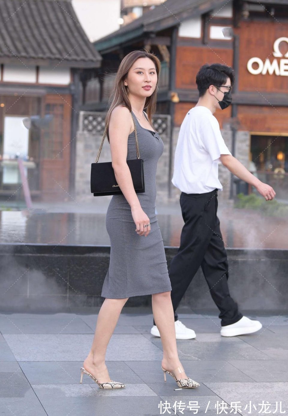 小姐姐|高挑的小姐姐身穿灰色的连衣裙,背了一款玄色的包包,搭配一双高跟鞋,很有时尚感