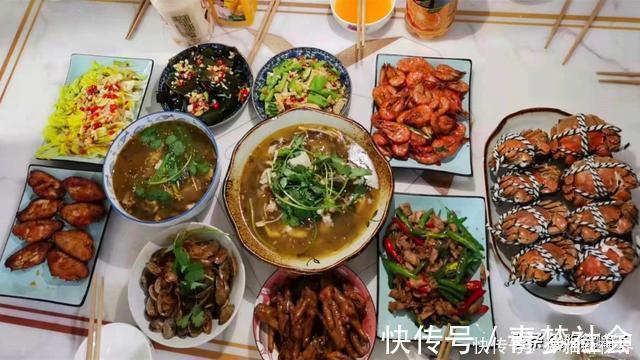 晒周末不同家庭的晚餐，有的丰盛，有的温馨，看完想去蹭饭