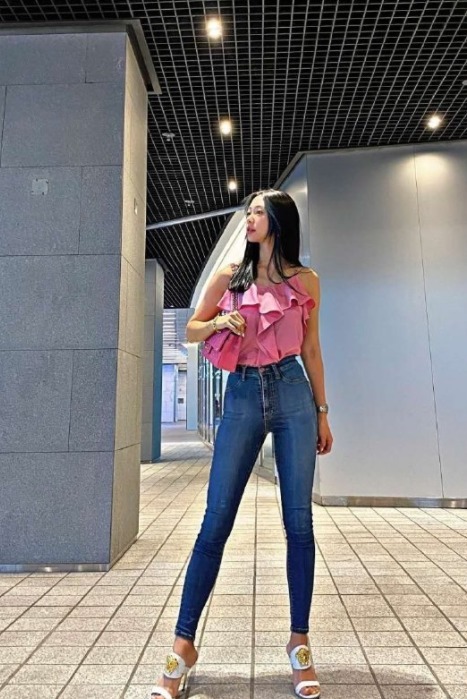 大长腿|克拉拉这身材绝了,粉色吊带配牛仔裤高挑时髦,曲线曼妙惹人羡