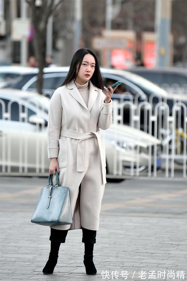 过膝靴 美女尖头短靴搭配宽松的裤子,一件米白色风衣,非常个性