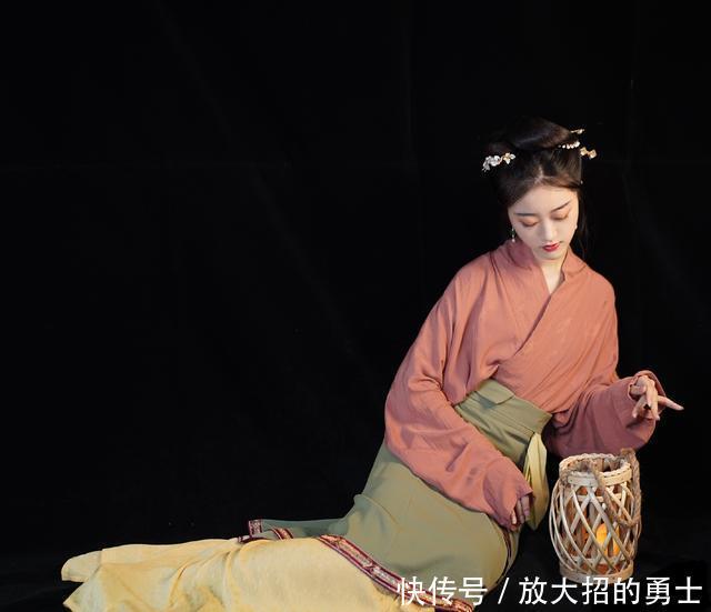 汉服|小姐姐“叠穿”汉服太惹眼,网友你是不是刚从壁画里出来