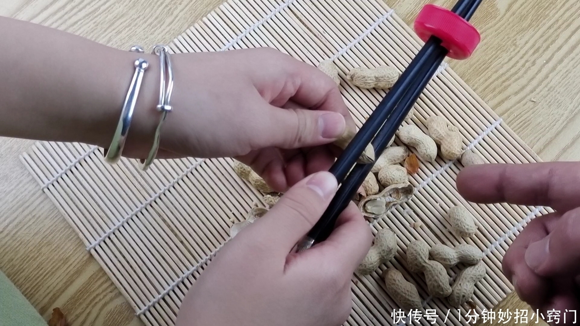 大盘|剥花生别用手抠了，用2根筷子1个瓶盖，快速剥一大盘，简单不伤手