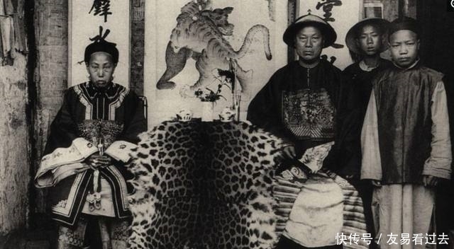 毕露|清朝大户人家老照片:大户人家妻妾成群,最后一张夫人媚态毕露!