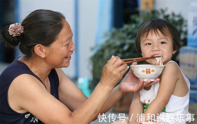 孩子|自主进食促进人格形成，遵循“三不两要”，让孩子享受自己吃饭