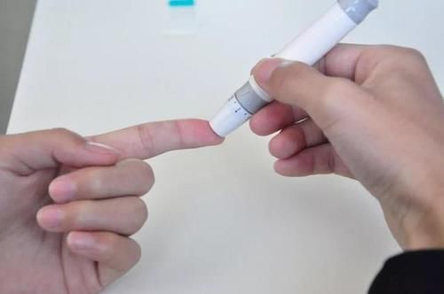 慢性疾病|吃柚子真的可以降血糖吗？医生：若想稳定血糖，这3种水果可多吃