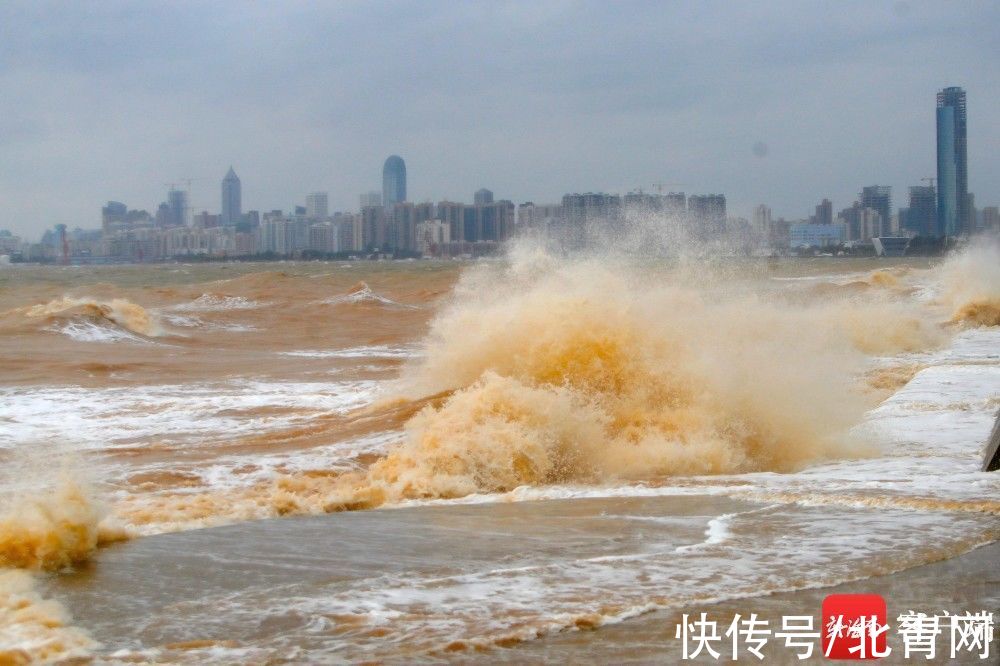 观海|台风“圆规”来袭 海口西海岸沙滩被海浪淹没