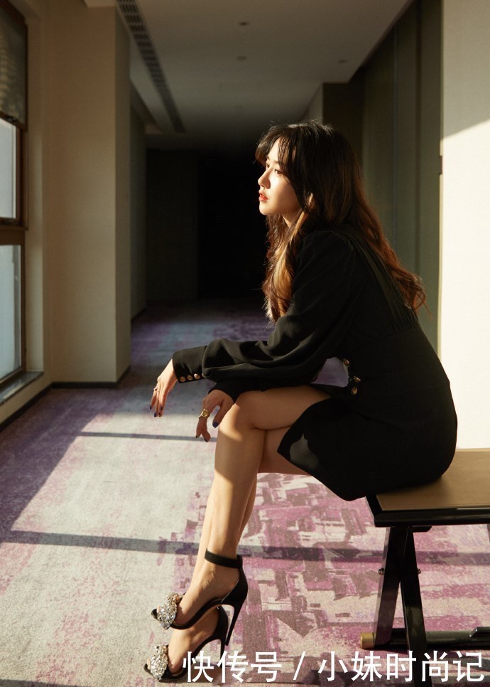 许龄月一袭黑色收腰短裙, 大秀性感美腿, 长发红唇好惊艳
