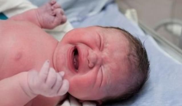 新生儿|刚出生的婴儿“心情好”,对大家“眨眼笑”,网友却喊话拍哭他