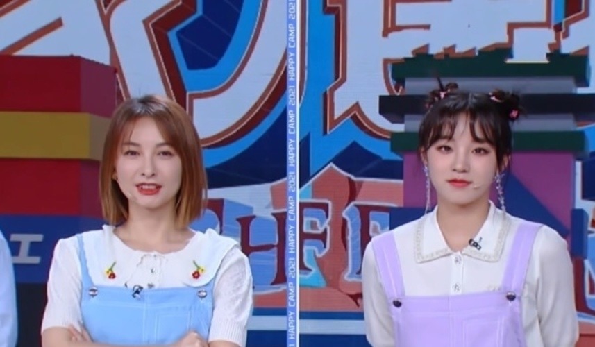 宋雨琦遇到对手,和吴昕穿同款背带裤,腰线对比暴露爱豆真实腿长