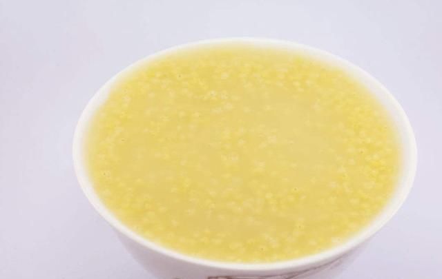 米油|煮小米粥时，直接煮就错了，煮之前多加一步，小米粥更容易出米油