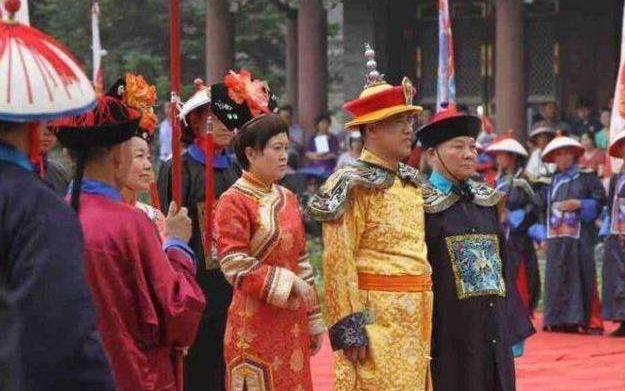 皇室|乾隆七世孙手戴上亿玉扳指,如今穿龙袍,以皇帝身份祭祖