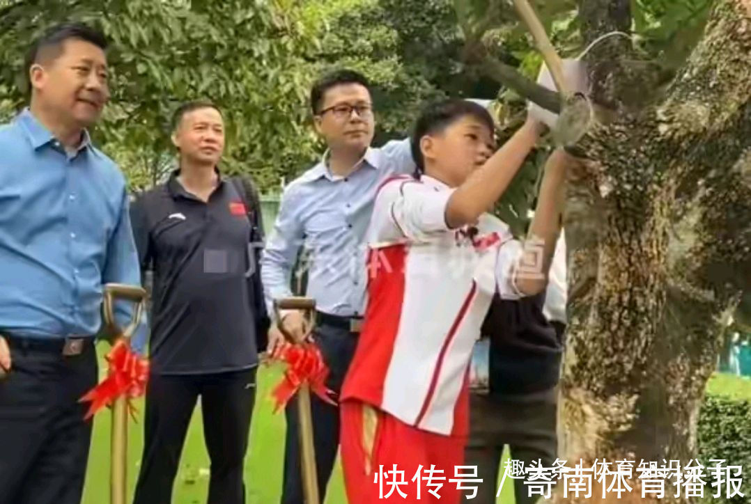植树|全红婵亲手植树！14岁天才拿铁锹铲土挺吃力，领导围观红姐签名