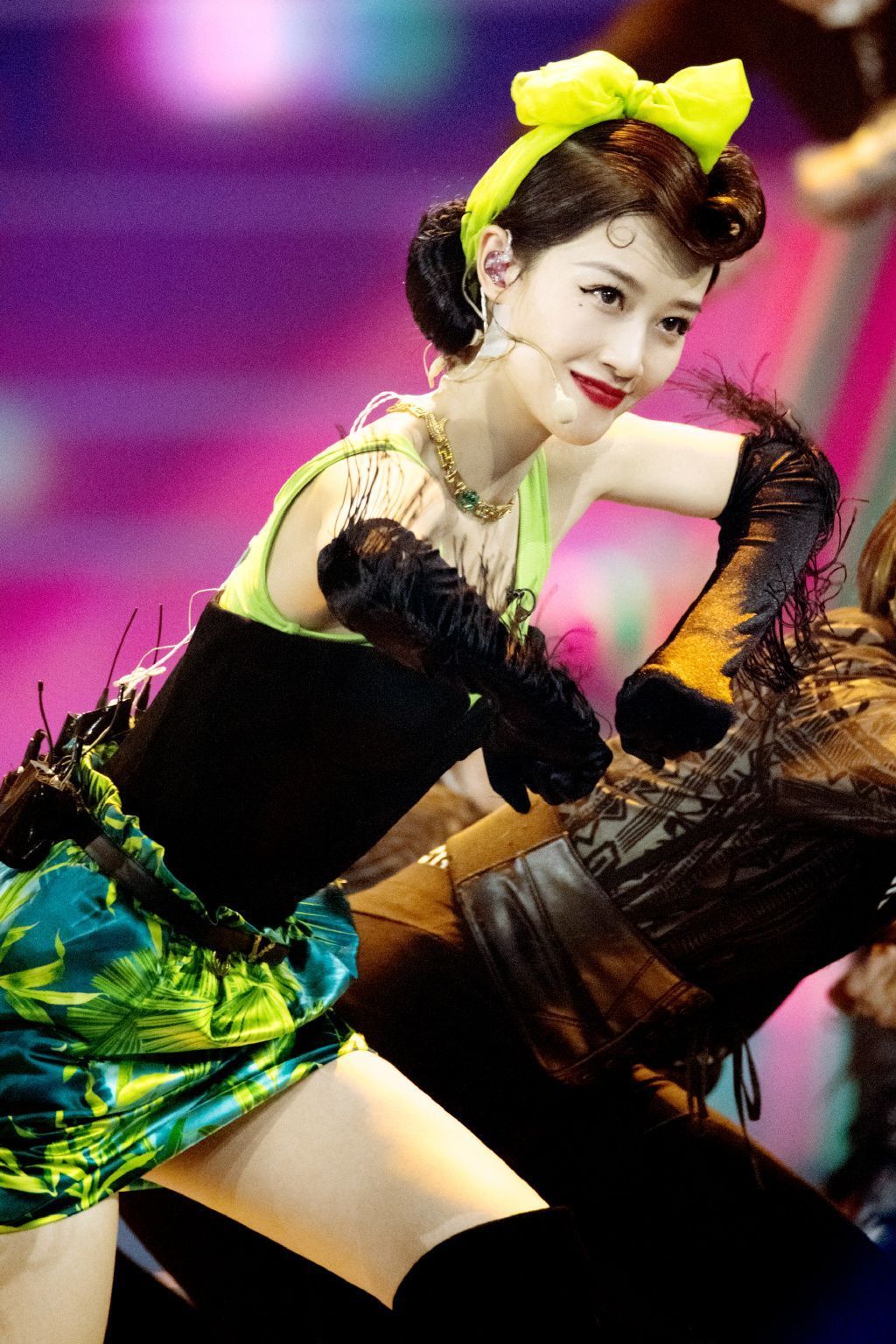 盘发 蓝莹莹的“小精灵”造型, 看着好高级, 复古盘发配发夹还蛮减龄