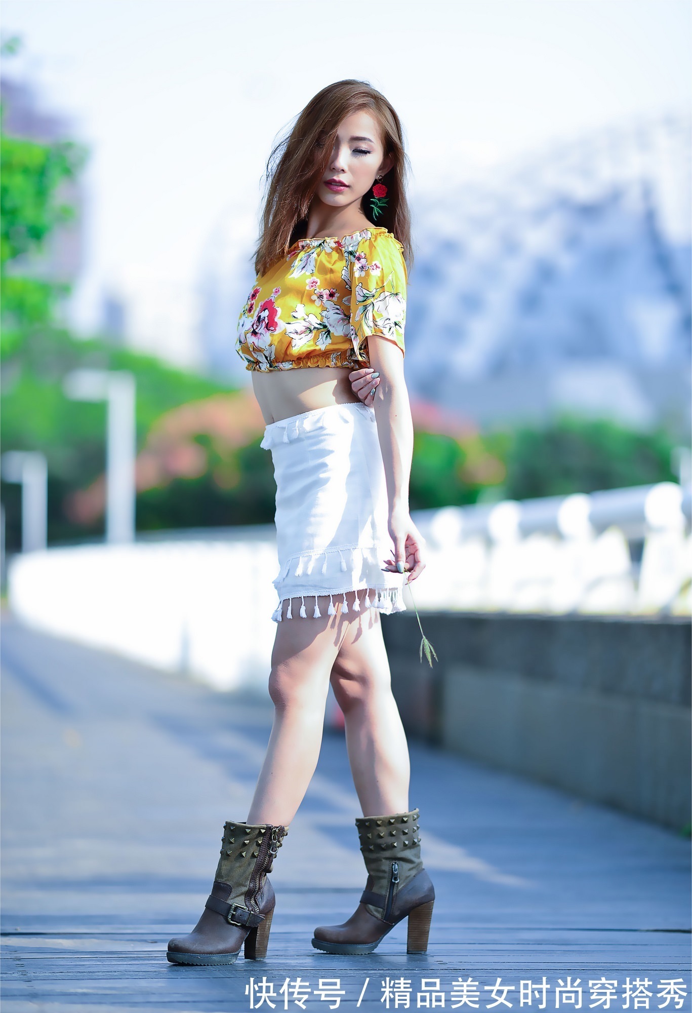 印花上衣 一字肩印花上衣下搭白色的短裙脚上一双高跟短靴,时尚又有型
