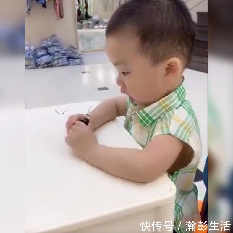 弟弟|姐姐喂弟弟“强制性”喝药,弟弟惊恐的眼神笑翻网友一物降一物