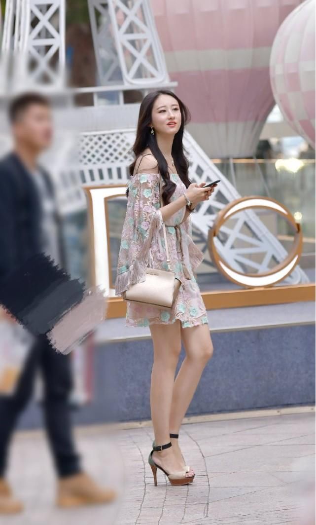 做工精致的一字肩短裙，加上鱼嘴高跟凉鞋，妥妥的女神形象