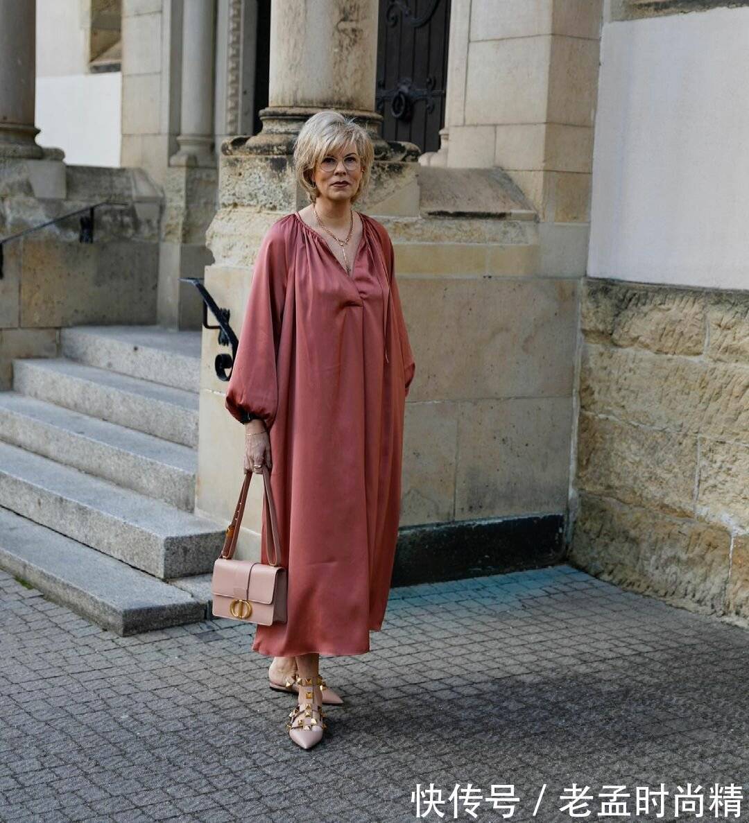 蝙蝠翼 2022 年 40 年后的女性时装:女性化和时尚的模特