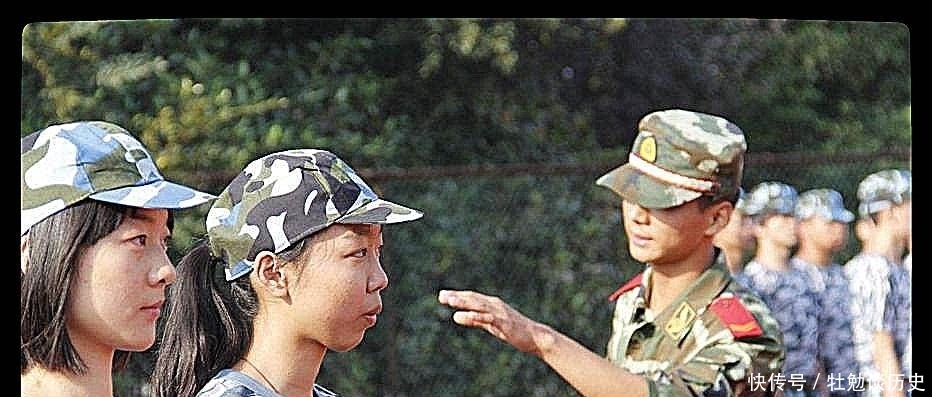 女生军训时不能忘的四件事，绑头发不算啥，最后一个忘了就惨了！