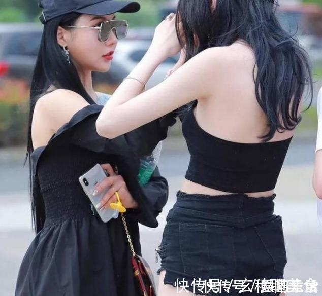 穿法 黑色挂脖露肩装搭配黑色小短裤,清凉迷人,尽显大长腿