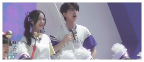 baby夏日双马尾造型用头发编出爱心，墨镜一带像成人版lucky，童趣满满