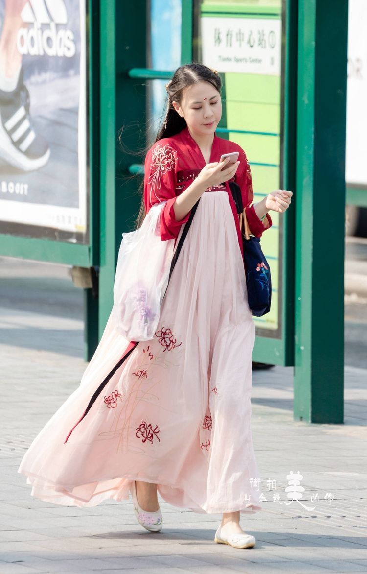 街拍:性感迷人的小姐姐,美感十足!