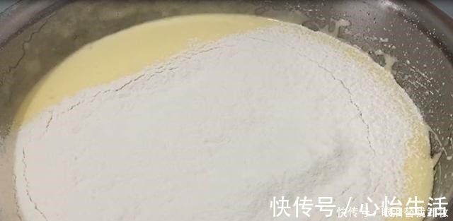 想吃|想吃无水蛋糕不要去买了！4个鸡蛋在家就能做，配方简单还好吃