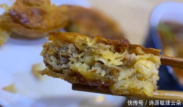 夹凉粉、配肥肠、包红糖,锅盔在四川可不只是个烧饼