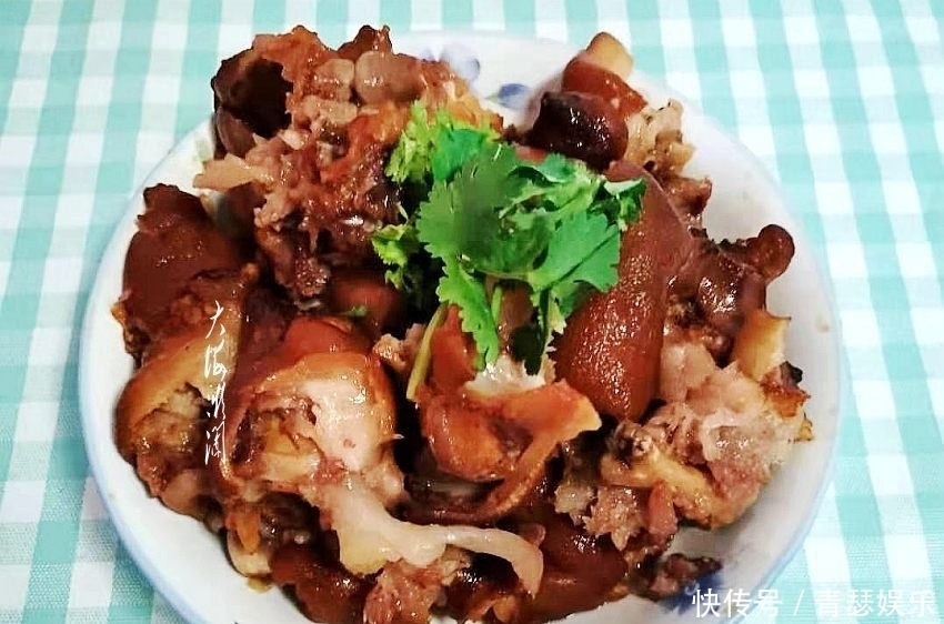 晒姐家年夜饭,十全十美10道菜,外加4道素菜,看到最后我服了