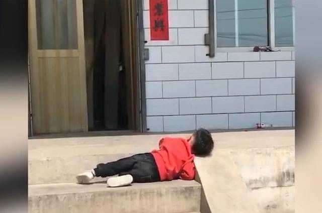 妈妈|自从去了奶奶家,瞧到儿子在院子里晒太阳的画风,妈妈笑喷了