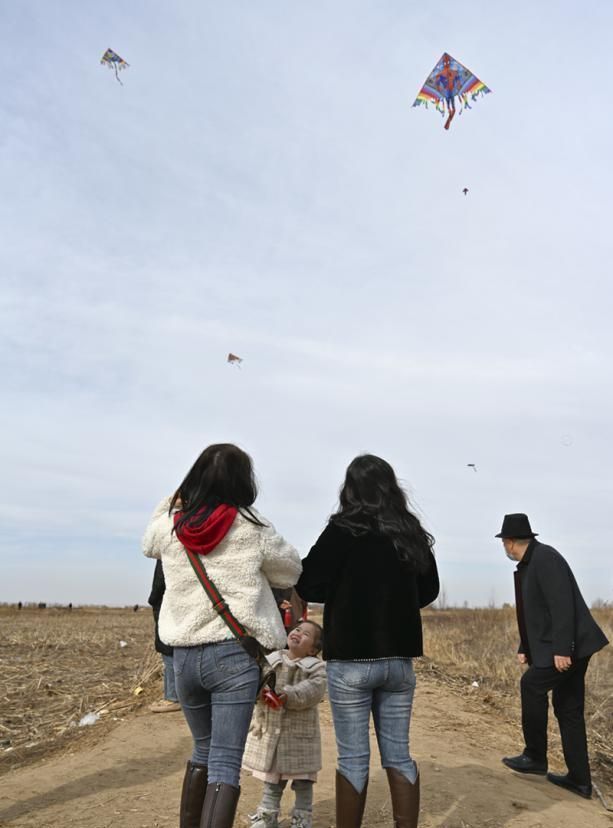 背面|黄河滩成春节游玩打卡地,每天数百人涌入,荒草地被踩成光滑路