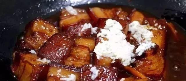 做红烧肉别再用酱油和啤酒了,用它炖,入口即化,一点都不腻!