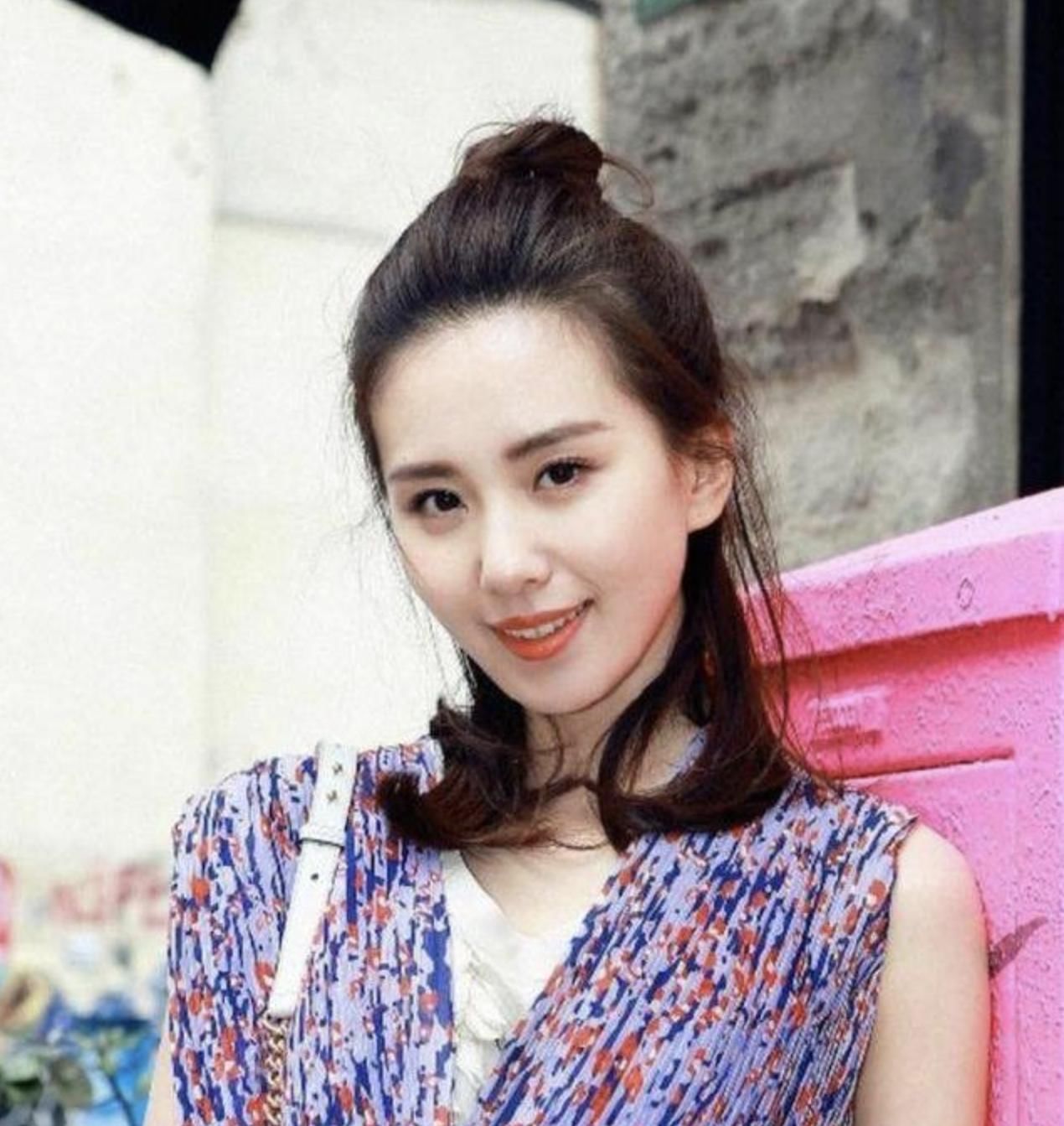 丸子头已经过时啦，今年流行男女通吃的苹果头，时髦减龄还方便